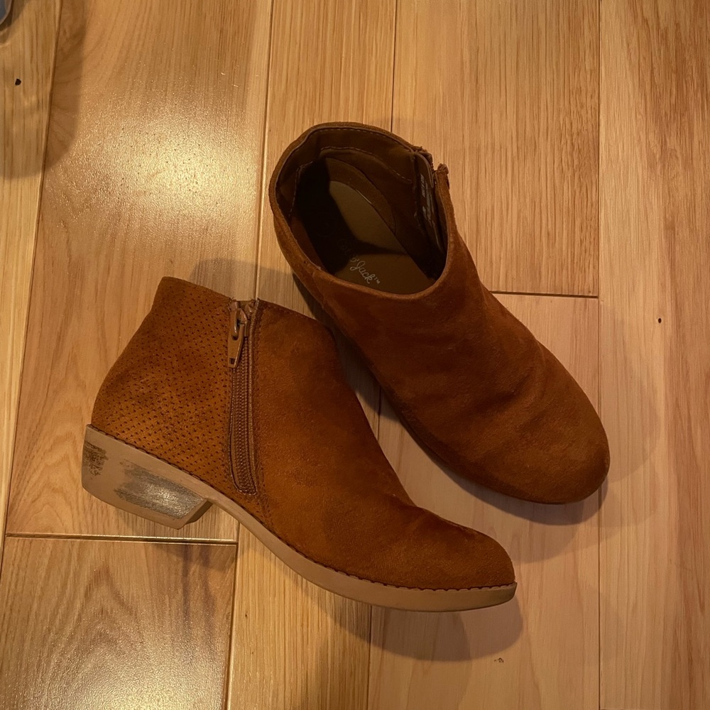 Cat and Jack Brown booties